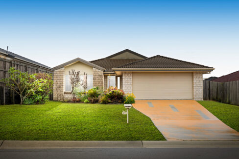 27 Charlton Place, Regents Park QLD 4118