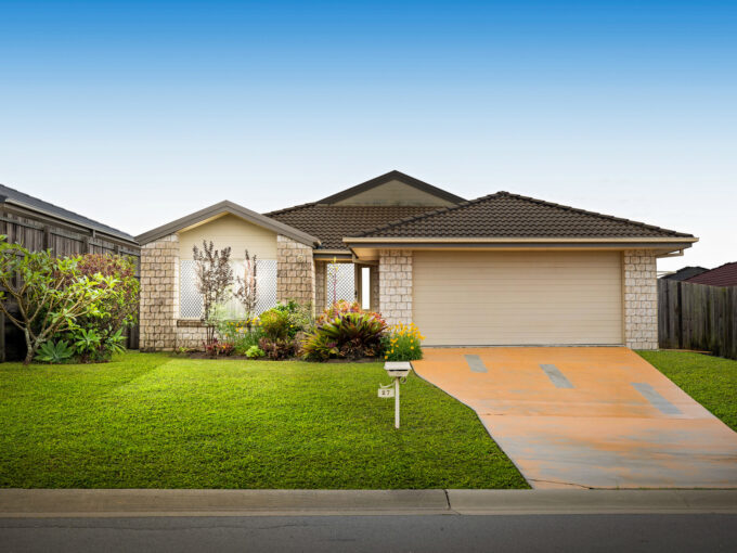 27 Charlton Place, Regents Park QLD 4118